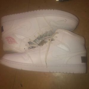 (Jordan 1 Mid SE Nike Swoosh size 9)Trying to get all my old shoes gone